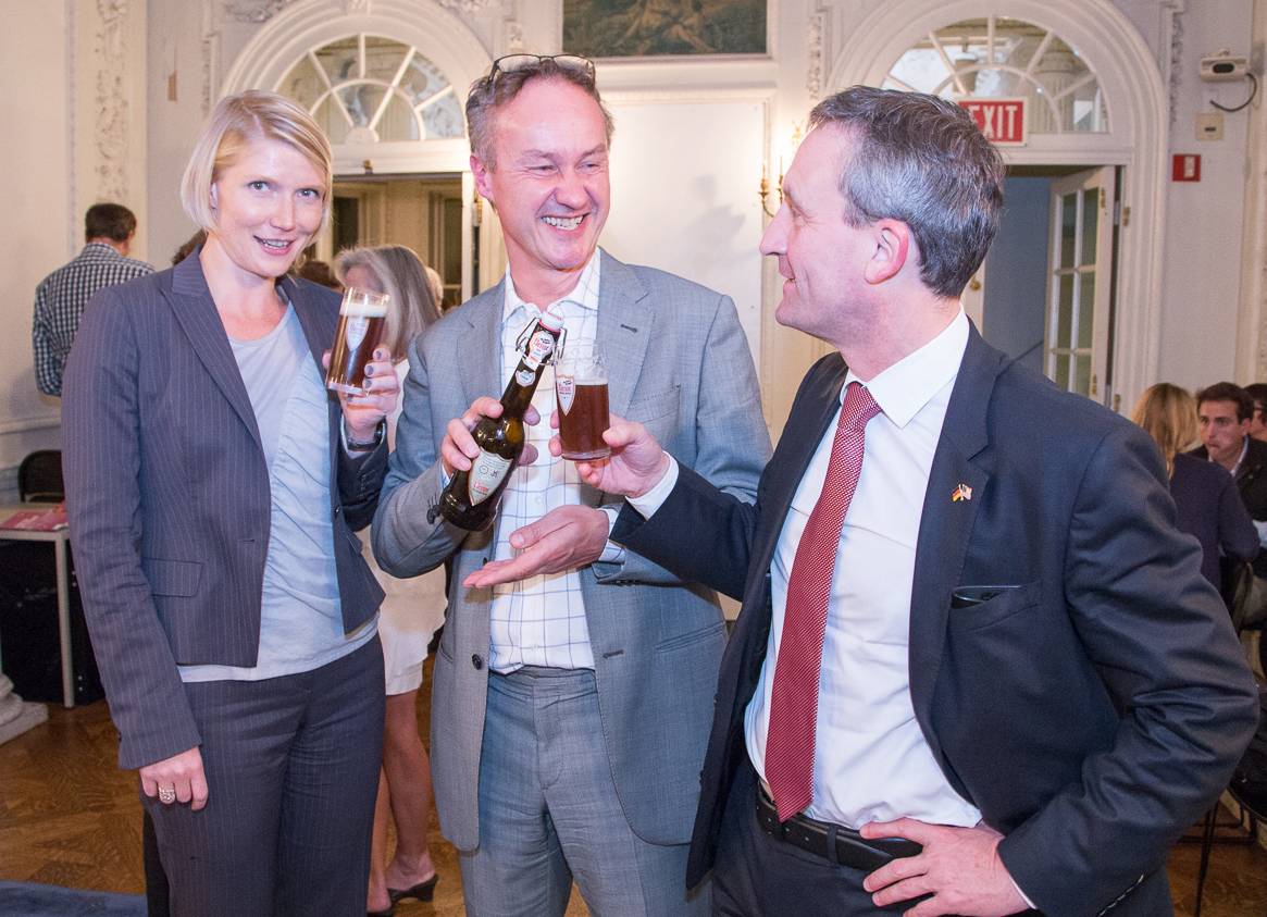  Harvard-Professorin Catherine Clüver (moderierte die Diskussionsrunde), Christoph Mücher (Direktor Goethe-Institut Boston) und OB Thomas Geisel beim "Düsseldorf Abend". 