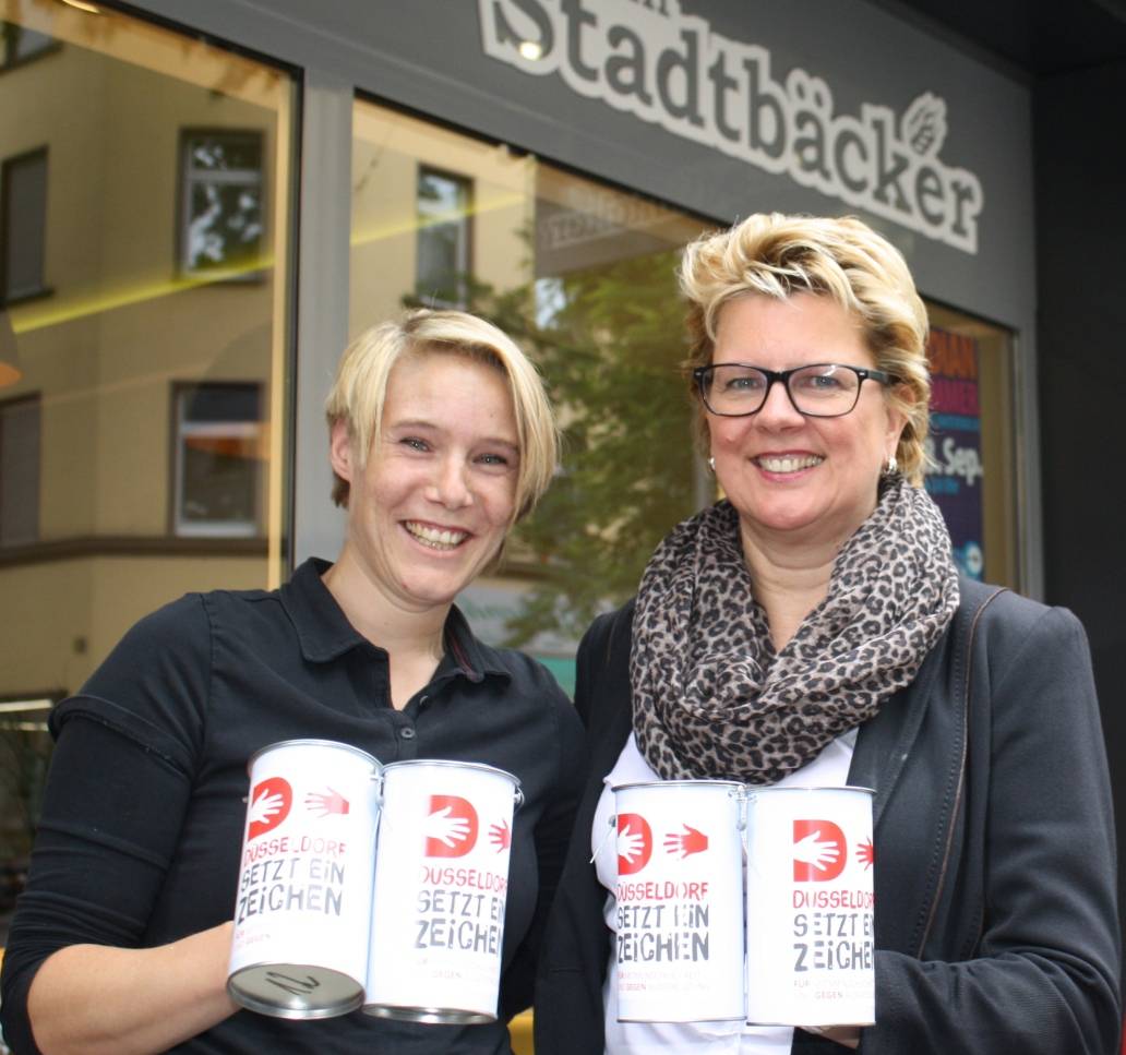  Sandra Westerhorstmann-Bachhausen (re.) und ihre Mitarbeiterin Stefanie Zeiner präsentieren vor der Filiale an der Lorettostraße die Spendendosen der Bürgerstiftung. Sie setzen ein Zeichen. 