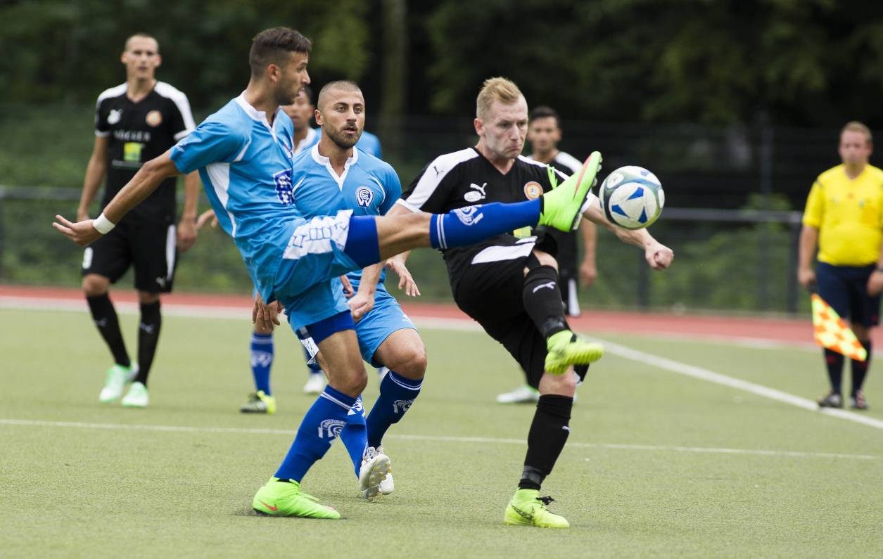  Abdelkarim Afkir (li.) ist mit vier Treffern bislang erfolgreichster Torschütze des SC West. Im Derby gegen Mitaufsteiger TV Kalkum-Wittlaer (re. Pascal Grambow) fielen aber keine Tore. 