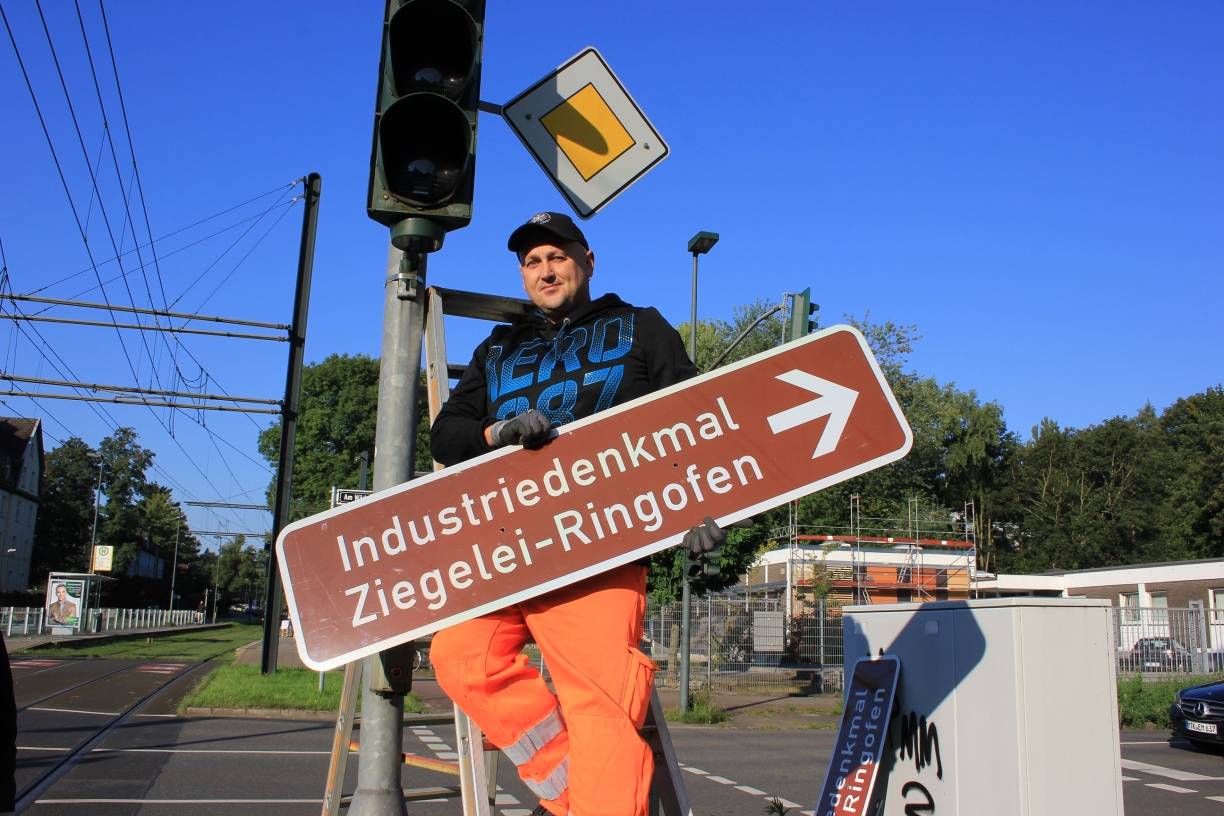  Sascha Rapp vom Amt 66 hält das neue Schild. 