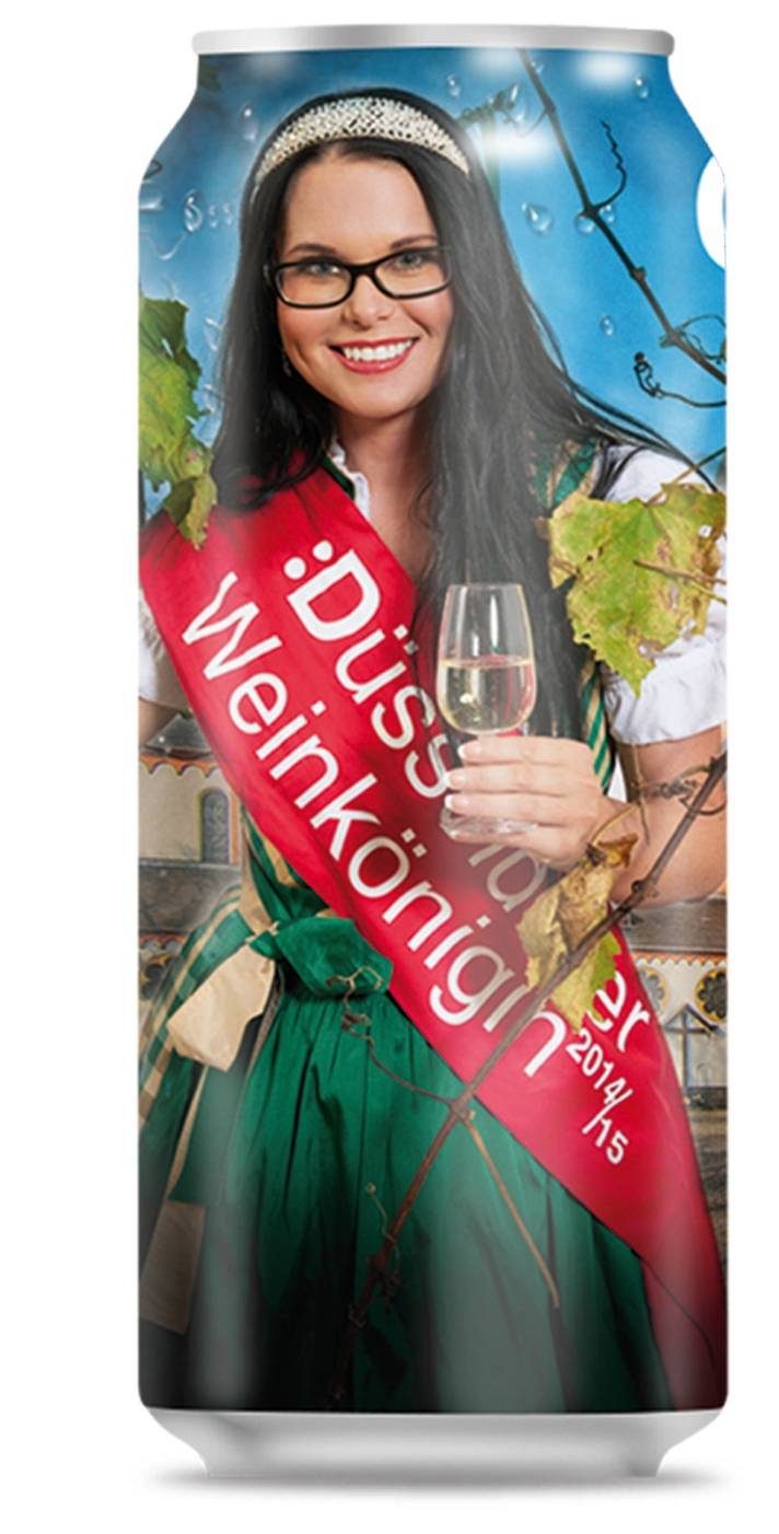  Yvonne Kleinhaus prostet den Lesern zu - von einer der exklusiven Perlwein-Dosen des Düsseldorfer Anzeigers, die am Samstag auf dem Gerricusplatz verkauft werden. 