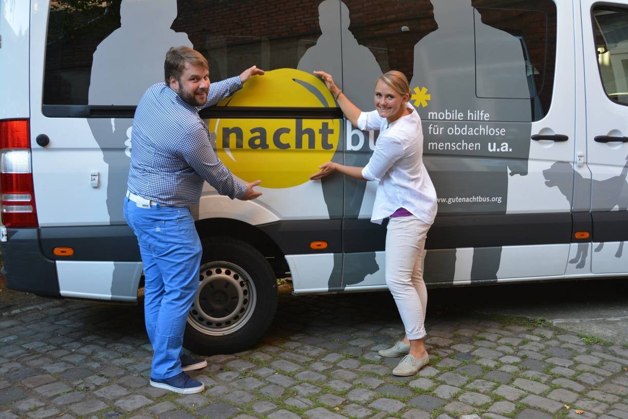  Hanno Steiger und Sara Flötmeyer wollen nicht nur Freude verbreiten, sondern auch denen helfen, die am Rande der Düsseldorfer Gesellschaft leben. 