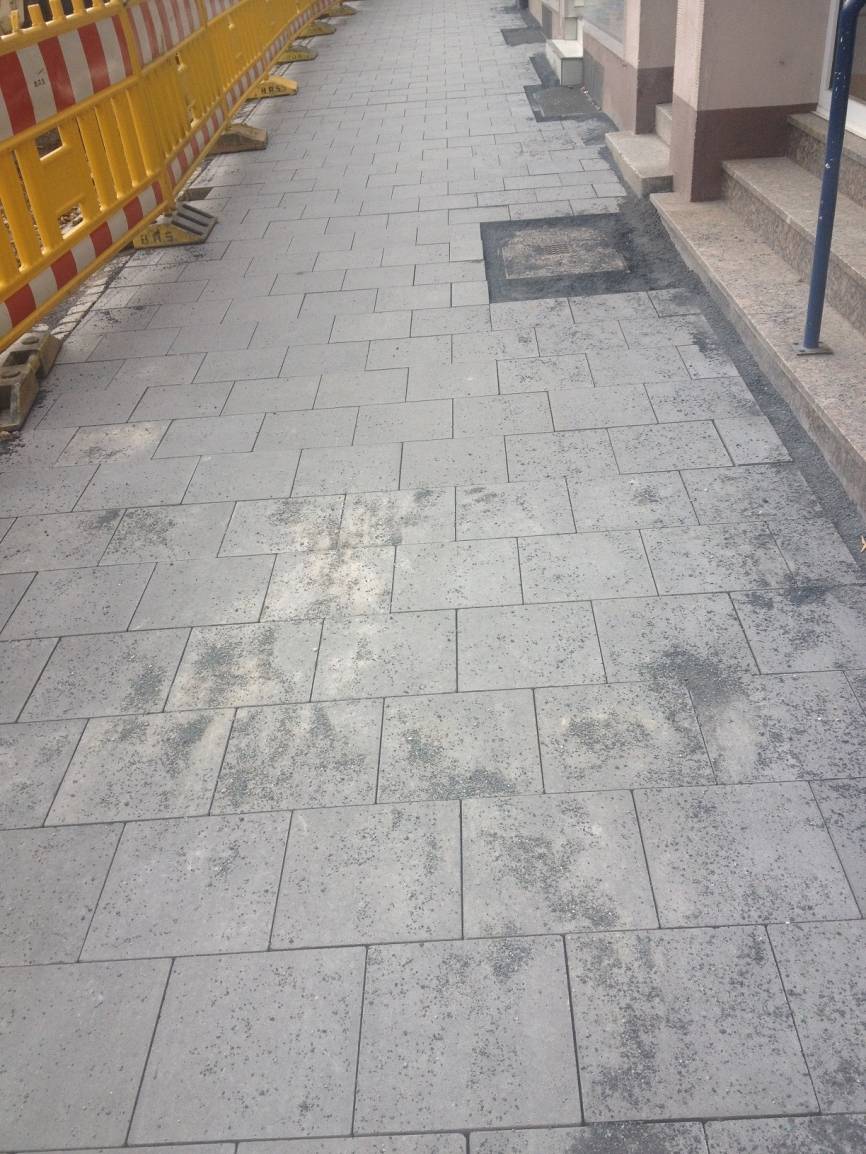  In der Nähe des Apostelplatzes kann man schon einen Eindruck von den neuen Gehwegplatten erhalten. 