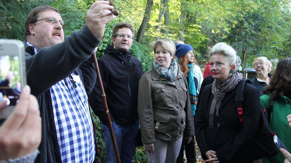  Wahrscheinlich ein Stäubling - Jürgen Schnieber zeigte Exemplare und dozierte über sie - bei der gut besuchten Pilz-Führung über den Gerresheimer Waldfriedhof. 