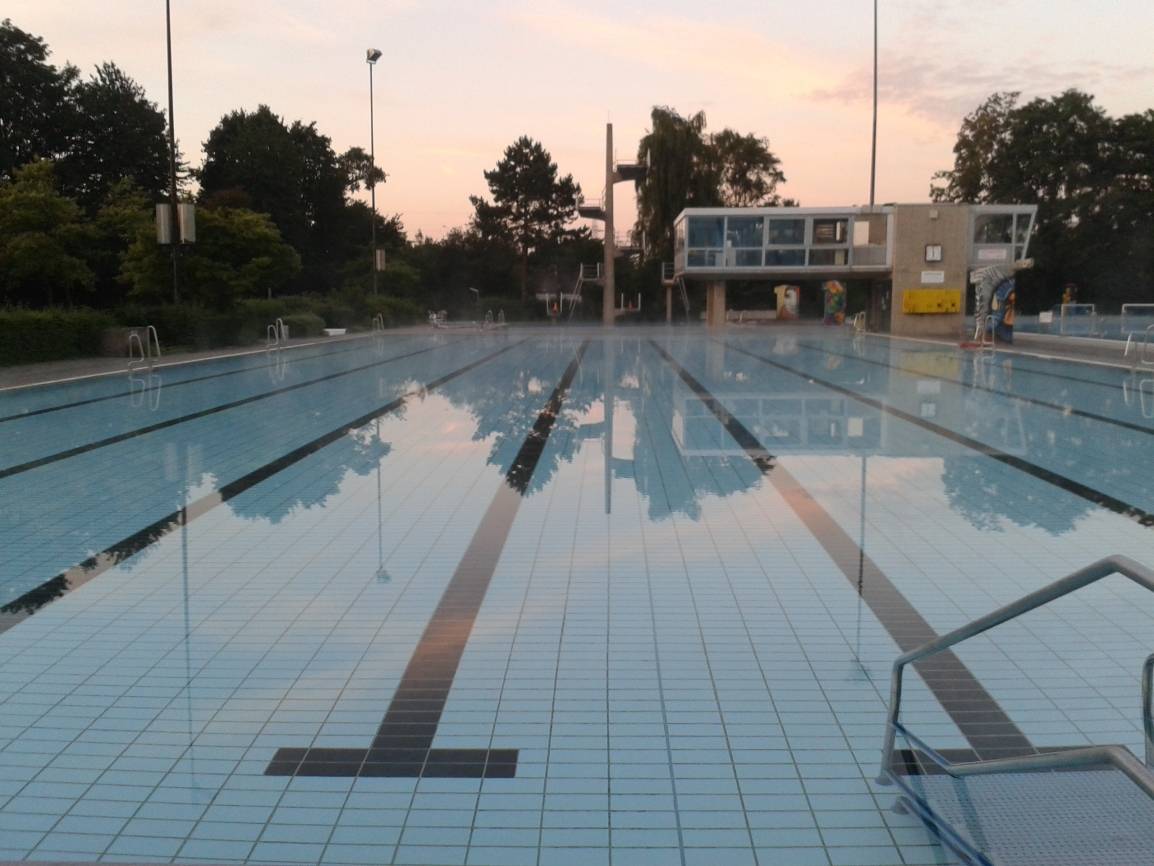  Gute Nachricht für Freiluft-Schwimmer: Das Allwetterbad in Flingern (Foto) und das Strandbad Lörick bleiben noch geöffnet. 