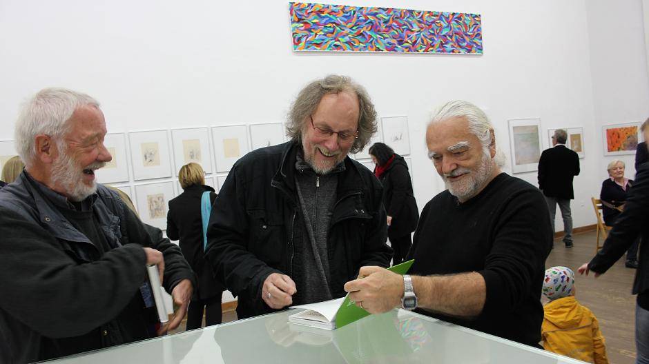  Seinen Katalog zur Ausstellung musste Niklaus Fritschi (r.) oft signieren. 