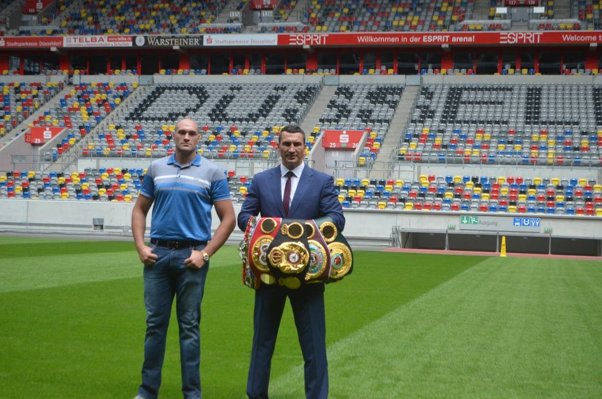  Tyson Fury und Wladimir Klitschko beim Presse-Termin vor einigen Wochen in der Arena. Wer für den Kampf Karten hat, muss sich jetzt noch ein wenig gedulden. 