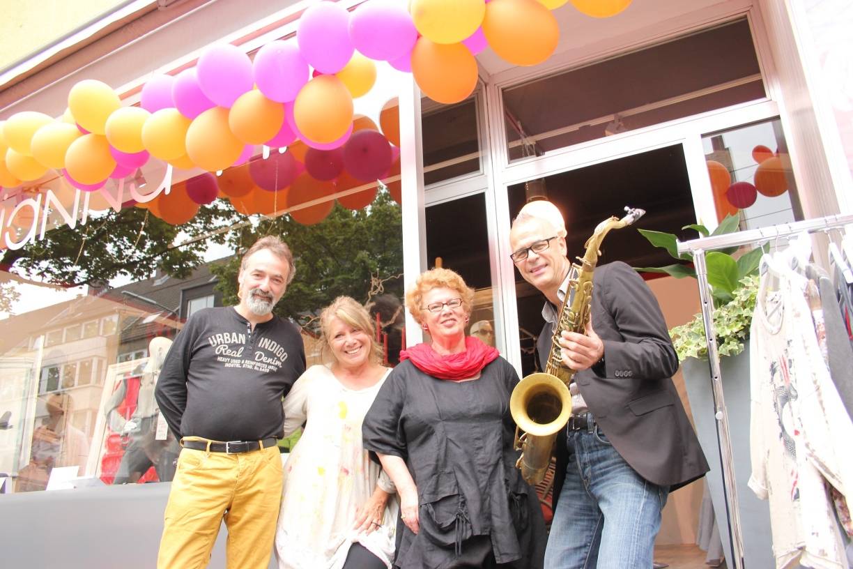  Marianna Monastirsky (2.v.l.) gehört zu den umtriebigsten Geschäftsfrauen an der Benderstraße. Hier ist sie zusammen mit Monika Egbringhoff und Detlev Schümmer (li.) zu sehen sowie mit dem Saxophonisten Dennis Tiborc. 