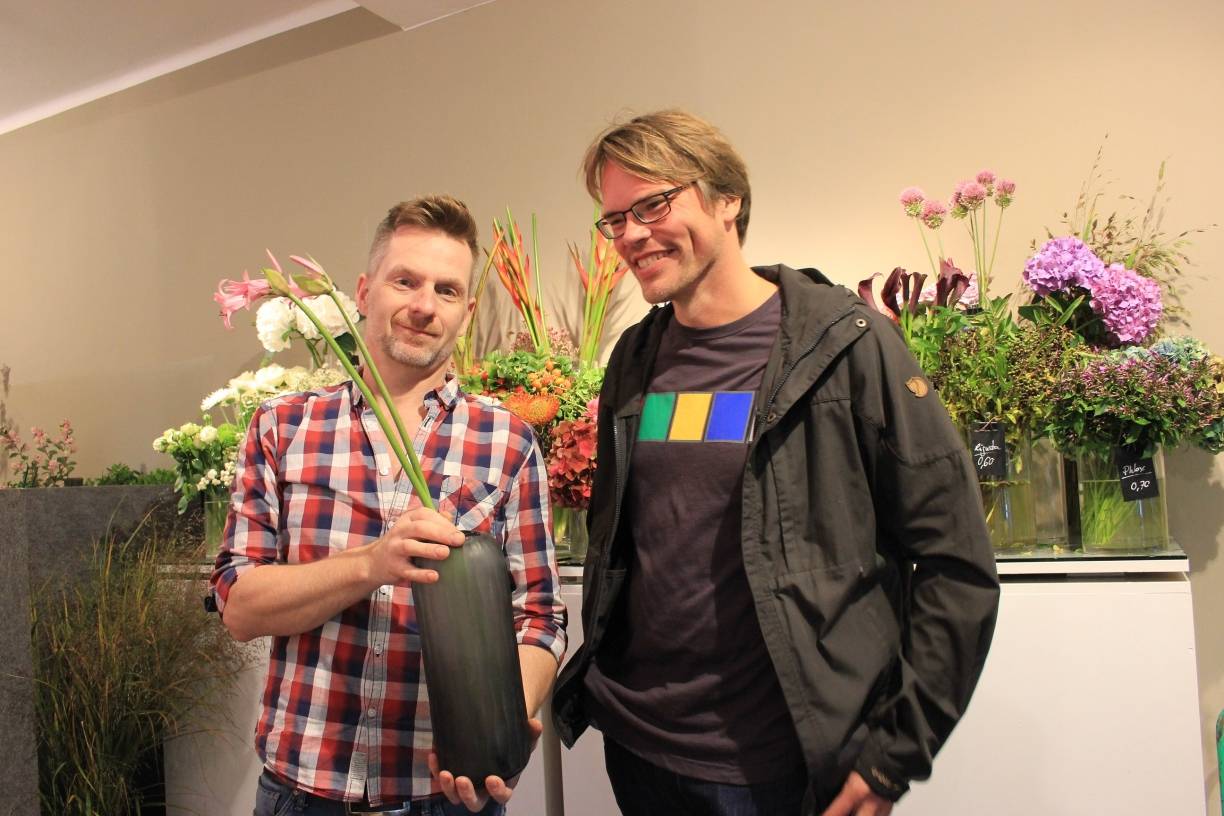 Dirk Brokinkel von den Blumenbindern an der Benderstraße (li.) berät einen Kunden vor dem Kauf einer Vase. 