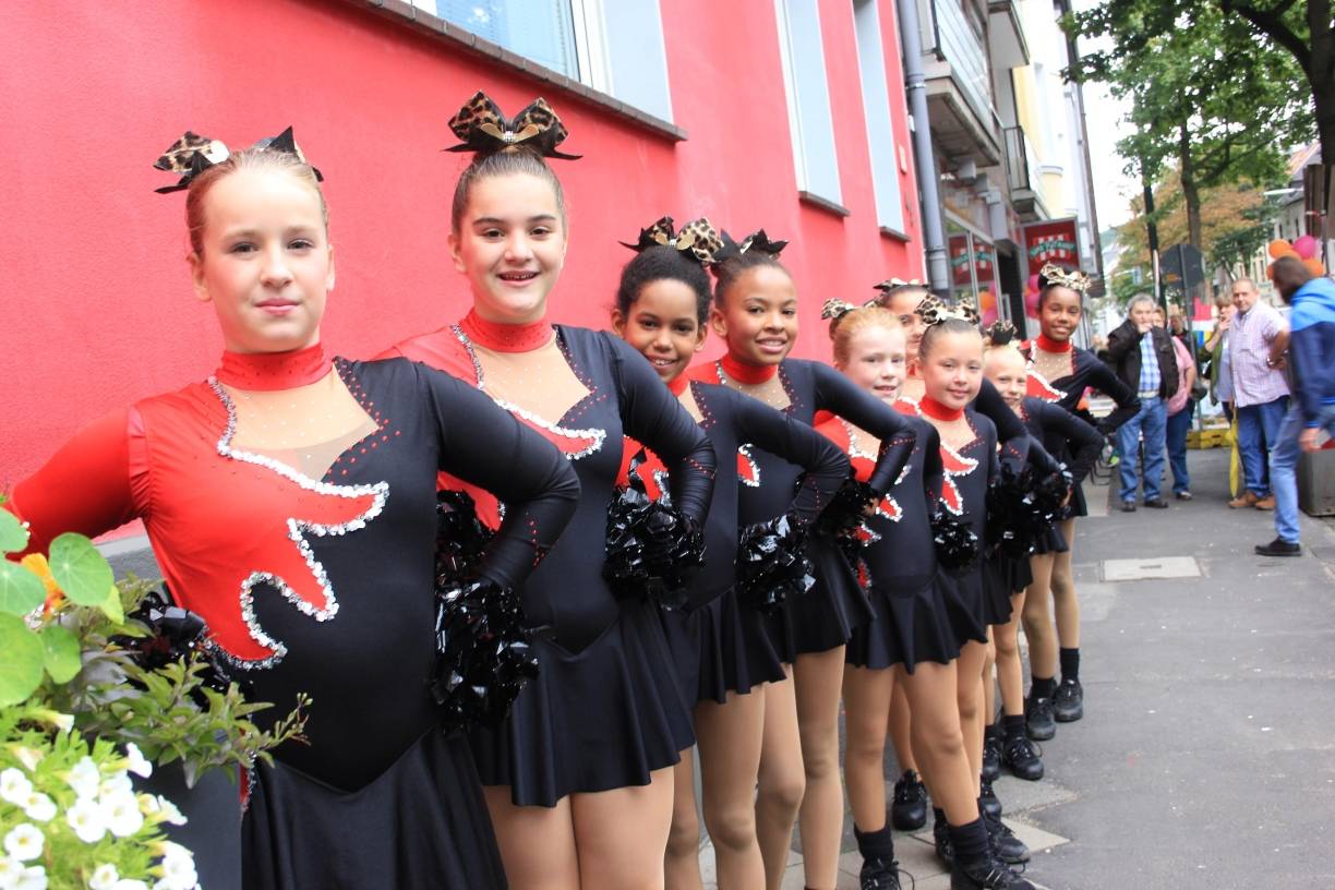  Die Black Cats des SC Unterbach zogen ihre Show auf dem Bürgersteig der Benderstraße ab. 