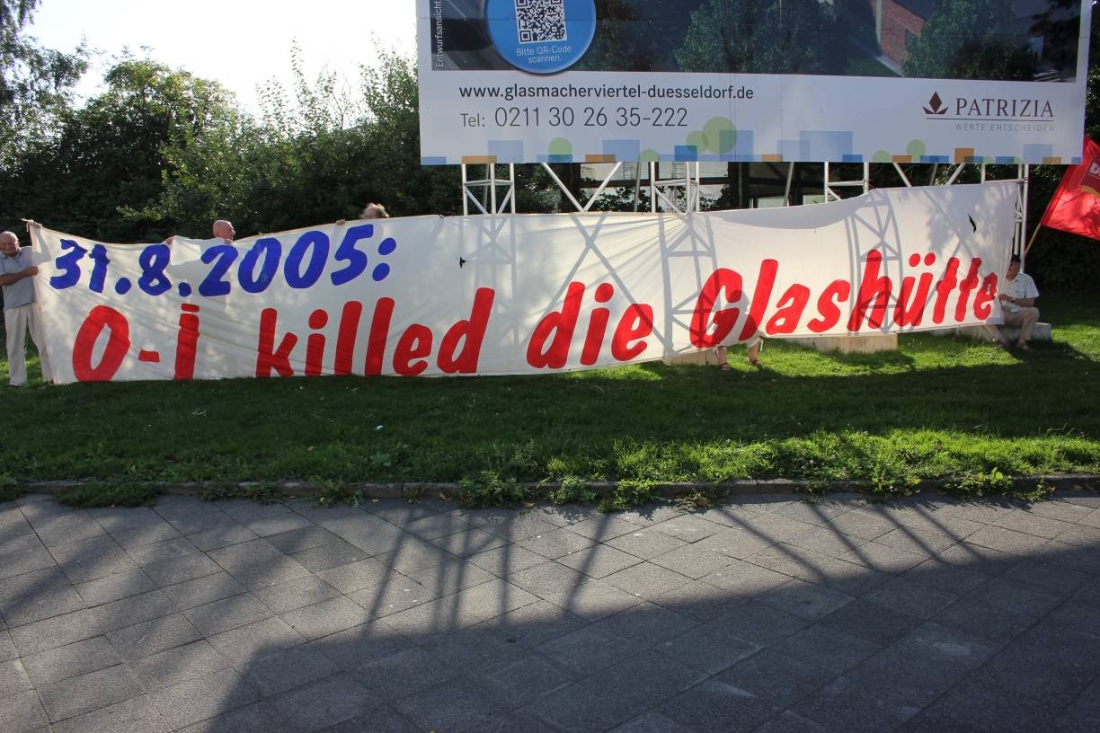  Mitglieder der ehemaligen Initiative "Rettet die Glashütte" halten das Transparent von 2005 hoch. 