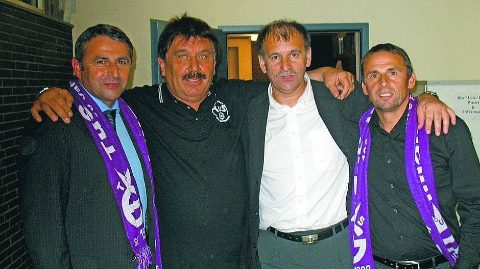  Die bekanntesten Spieler des TuS sind seine Freunde (v.l.): Klaus Allofs, Demir Hotic, Thomas Allofs. Foto: privat 