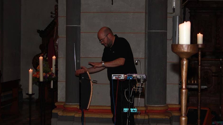 Christian Strietzel und das Theremin, ein Instrument, das durch die Position der Hände...