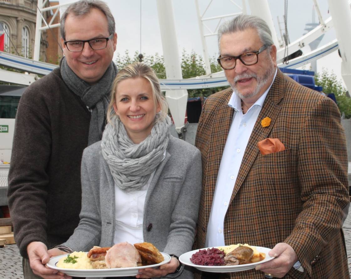  Lassen Deftiges im Riesenrad servieren (v. li.): Oscar und Ariane Bruch sowie PM Halcourt, Chef vom Goldenen Ring. 