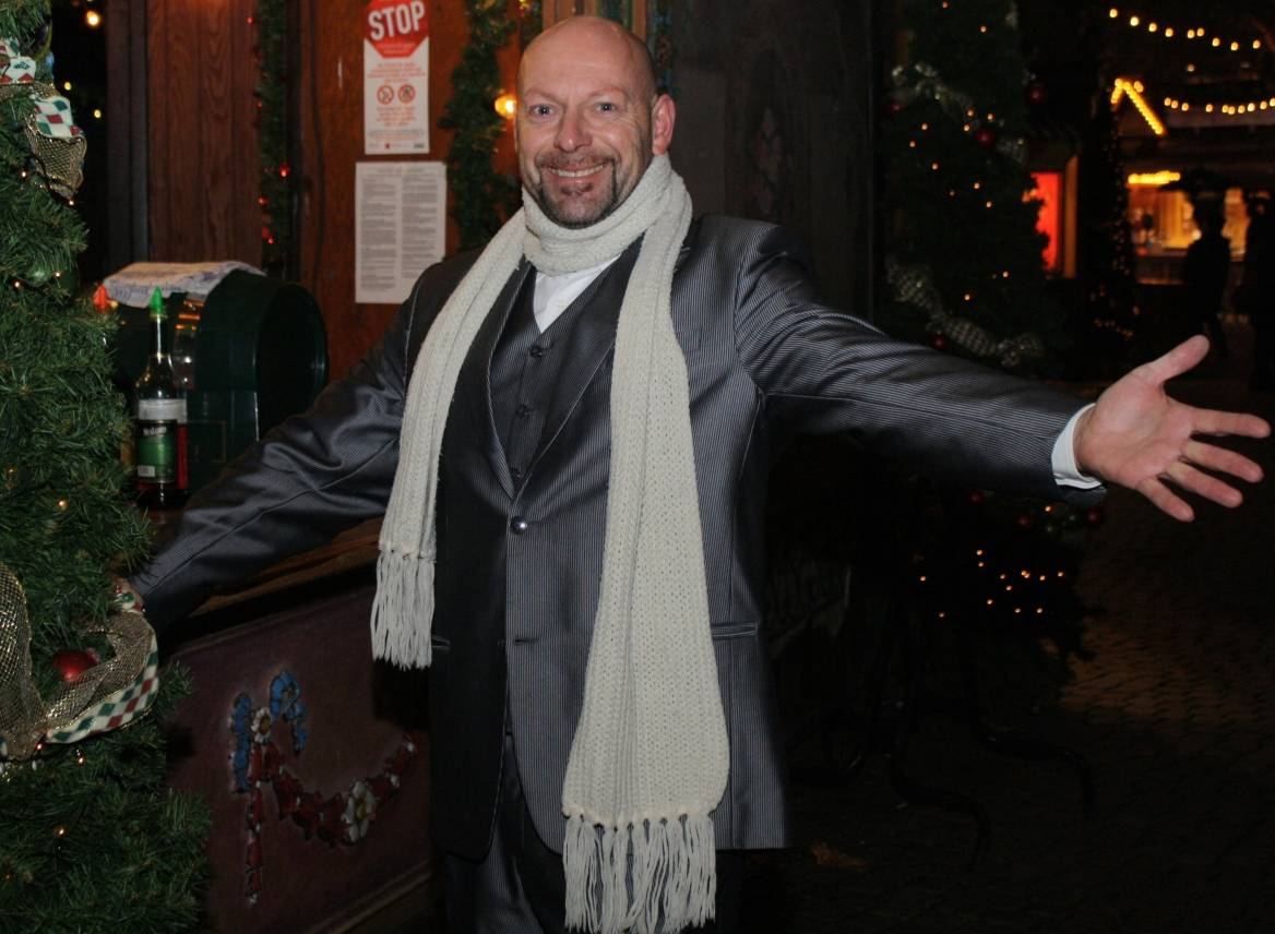  Die „große Pose“ macht Andreas Schönberg extra für unser Foto. Eigentlich ist der sympathische Sänger total natürlich. 