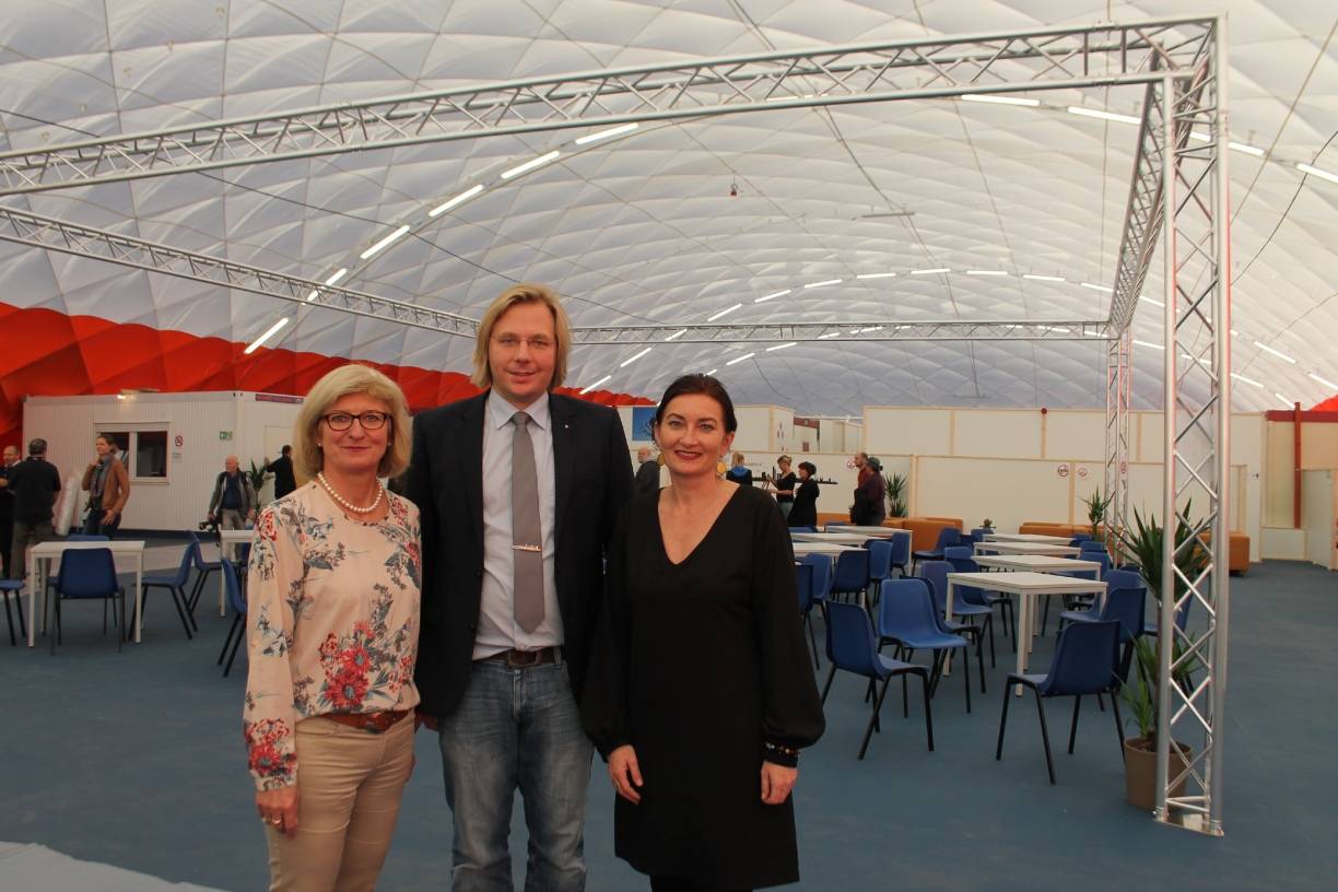  Birgit Lilienbecker (Amt für Gebäudemanagement, li.), Sebastian Lohkemper (Malteser, Mitte) und Miriam Koch (re.) warfen einen Blick in die Traglufthalle. 