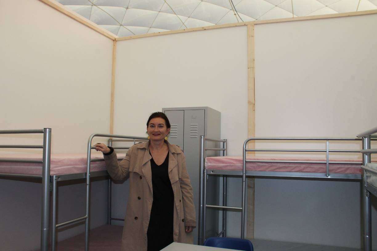  Flüchtlingsbeauftragte Miriam Koch in einem der Schlafbereiche in der Unterkunft an der Sankt-Franziskus-Straße. 
