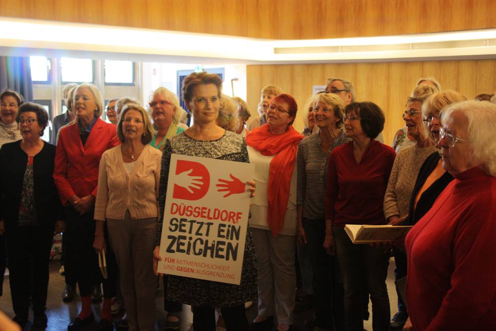  Jenny Jürgens im Kreise der Sängerinnen und Sänger des Seniorenchores. 