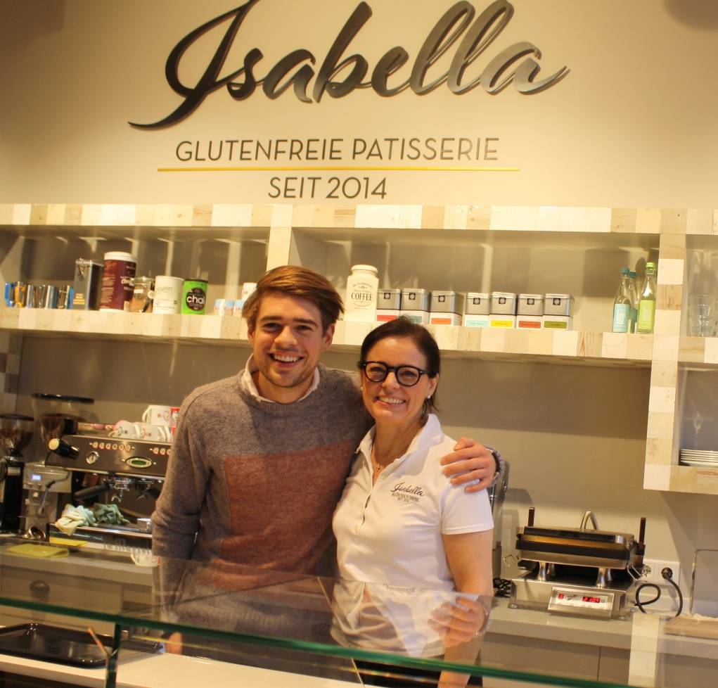  Dominic Krätz und seine Mutter Isabella freuen sich, dass die glutenfreie Patisserie bei den Düsseldorfern so gut ankommt. 