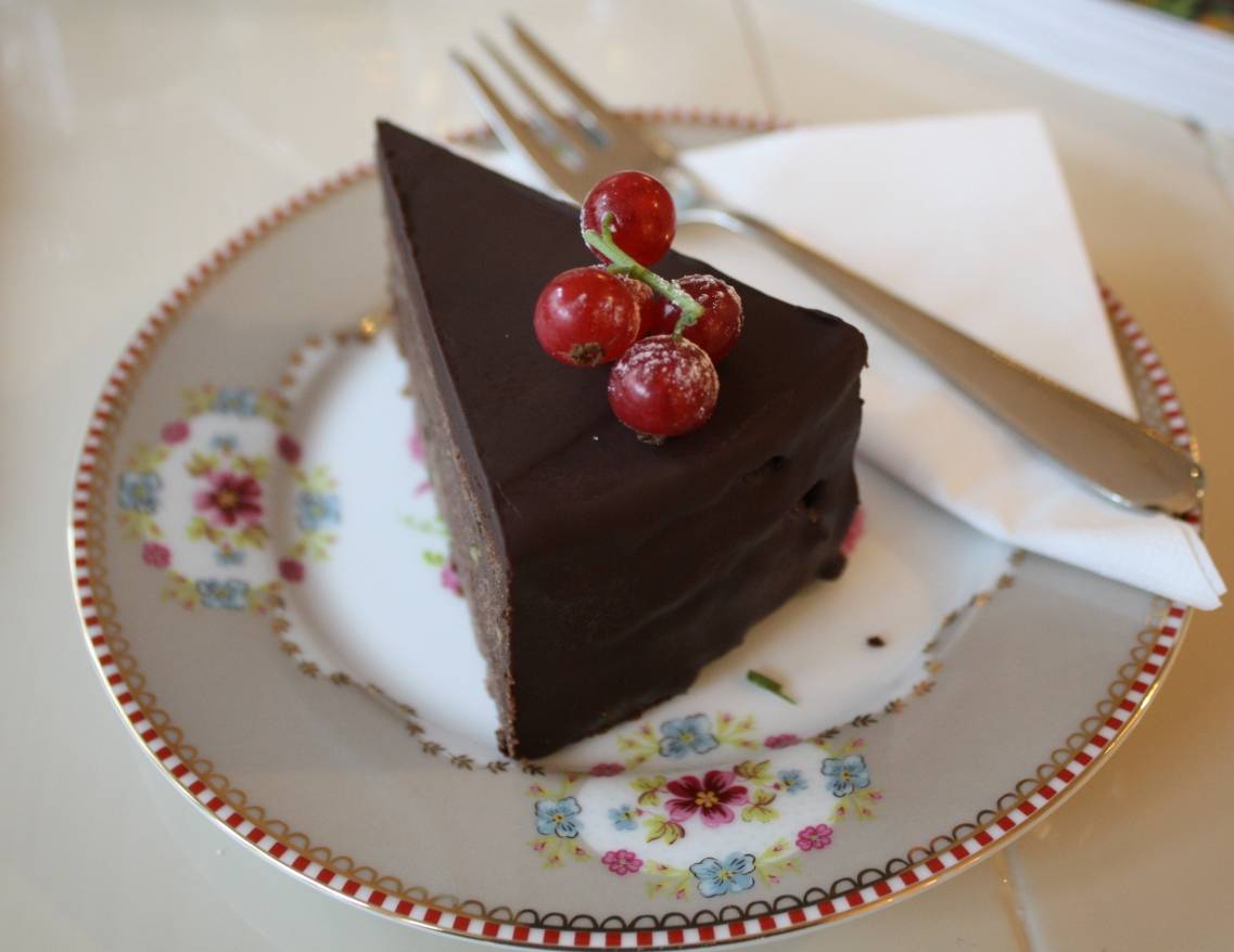  Fast zu schön zum Essen. Aber eben nur fast: Die vegane Schoko-Zucchini Torte ist ein Gedicht. 