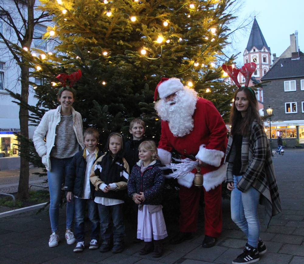  Der Nikolaus verschenkte Miniaturausgaben von sich zusammen mit den Rentieren Jana (li.) und Zlata. 