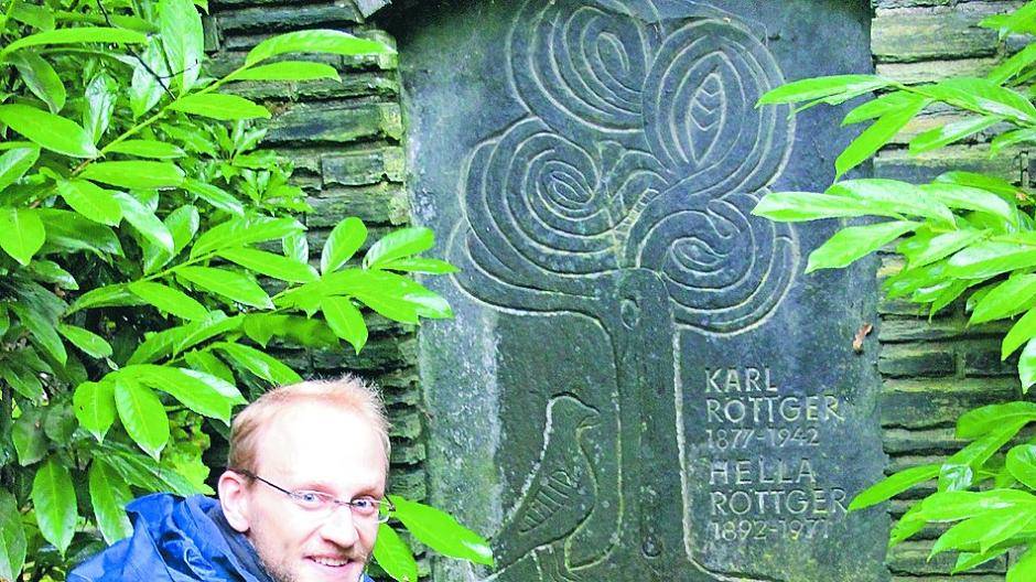  Peter Stegt vor dem Grab von Hella und Karl Röttger. 