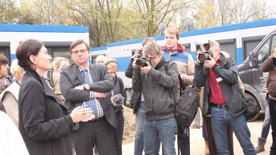  Bei der Aufstellung waren die Container schwarz, jetzt haben sie eine farbige Fassade erhalten.  
