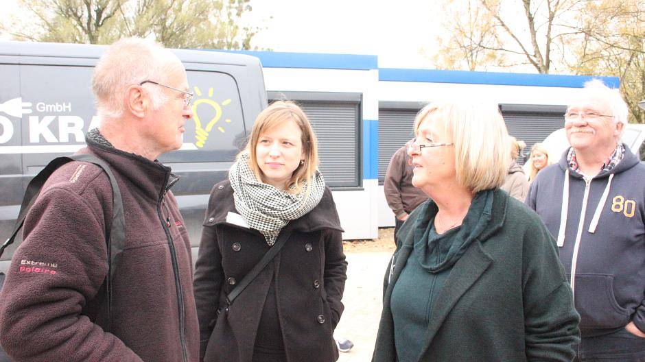  Anwohner Jörn Raeck (li.) unterhält sich mit Helga Mansfeld (r.) und Jenny Pepper (M.) von der Awo. 