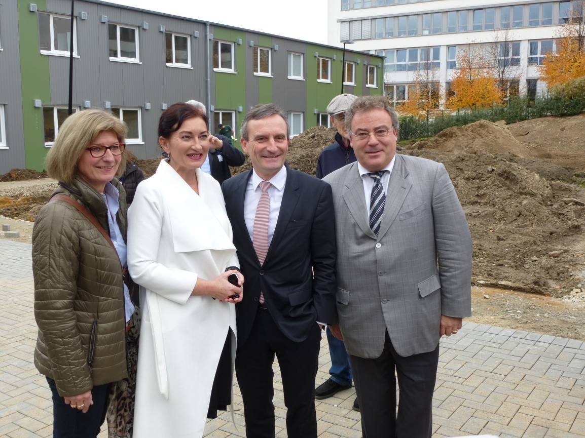  Sind alle froh, dass die winterfesten Unterkünfte nun fertig werden (v. li.): Birgit Lilienbecker vom Amt für Gebäudemanagement, Flüchtlingsbeauftragte Miriam Koch, Oberbürgermeister Thomas Geisel und Olaf Lehne, Vorsitzender des DRK. 