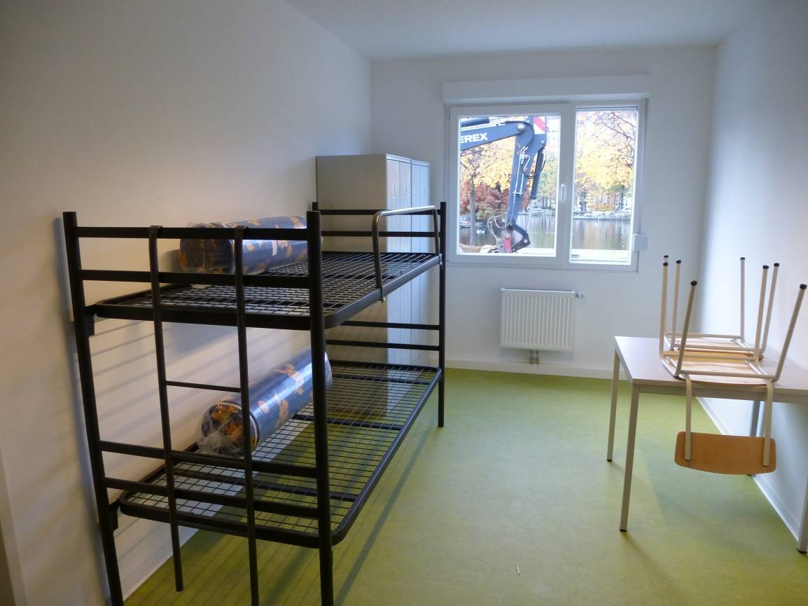  Ein bis zwei Personen werden in einem solchen Zimmer wohnen. Küche und Sanitäranlagen teilen sich bis zu zehn Menschen. Die Familienzimmer verfügen über eigene Kücke und Bad. 