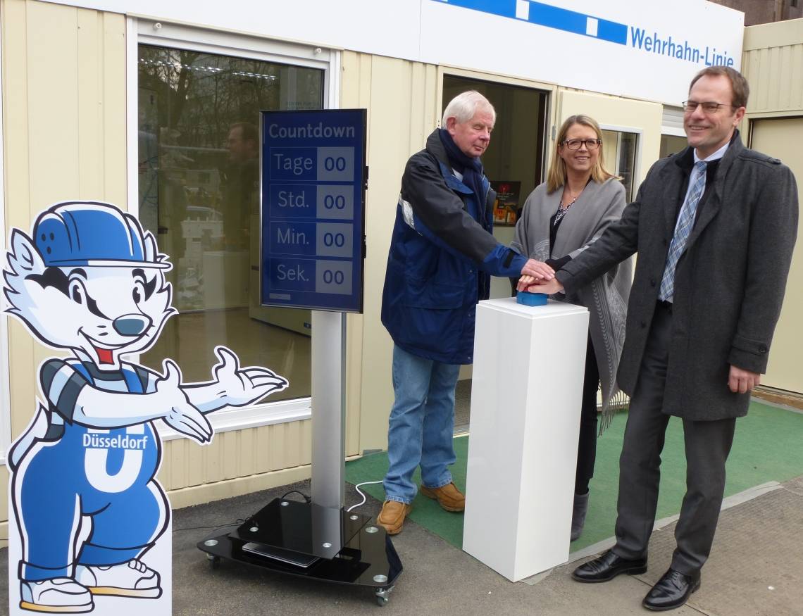  Der U-Dax präsentiert (v. li.): Gerd Wittkötter, Projektleiter der Wehrhahn-Linie, Andrea Blome, Leiterin des Amtes für Verkehrsmanagement, und Verkehrsdezernent Dr. Stephan Keller starten den Countdown. In 100 Tagen wird die Wehrhahn-Linie offiziell eröffnet. 