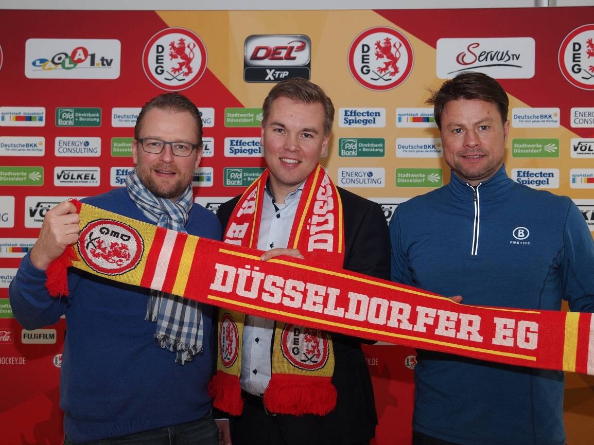  Vertrag bis 2019 verlängert: Christof Kreutzer, DEG-Geschäftsführer Paul Specht und Tobias Abstreiter. 