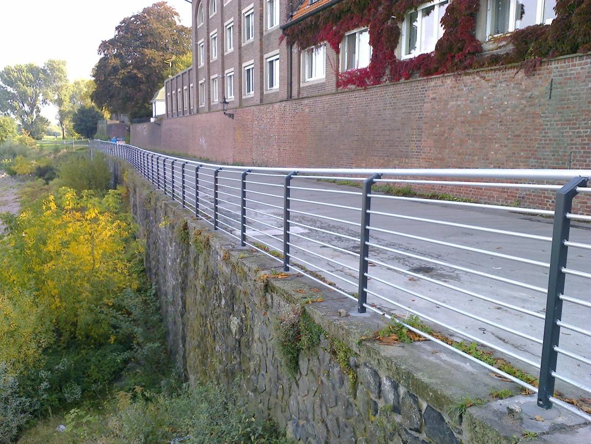  Das fertige Promenaden-Geländer am Kaiserwerther Rheinufer. 