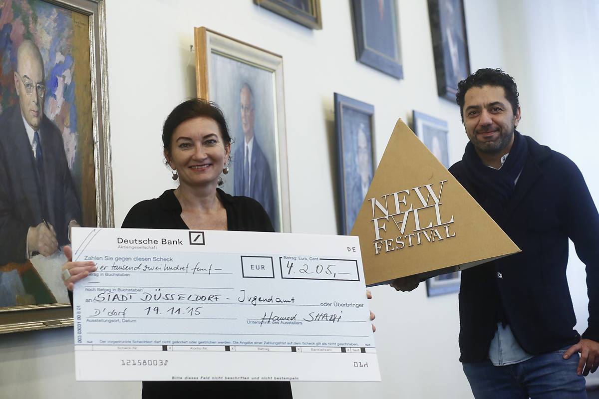  New Fall Festival-Veranstalter Hamed Shadi übergibt den symbolischen Scheck an die Flüchtlingsbeauftragte Miriam Koch. 
