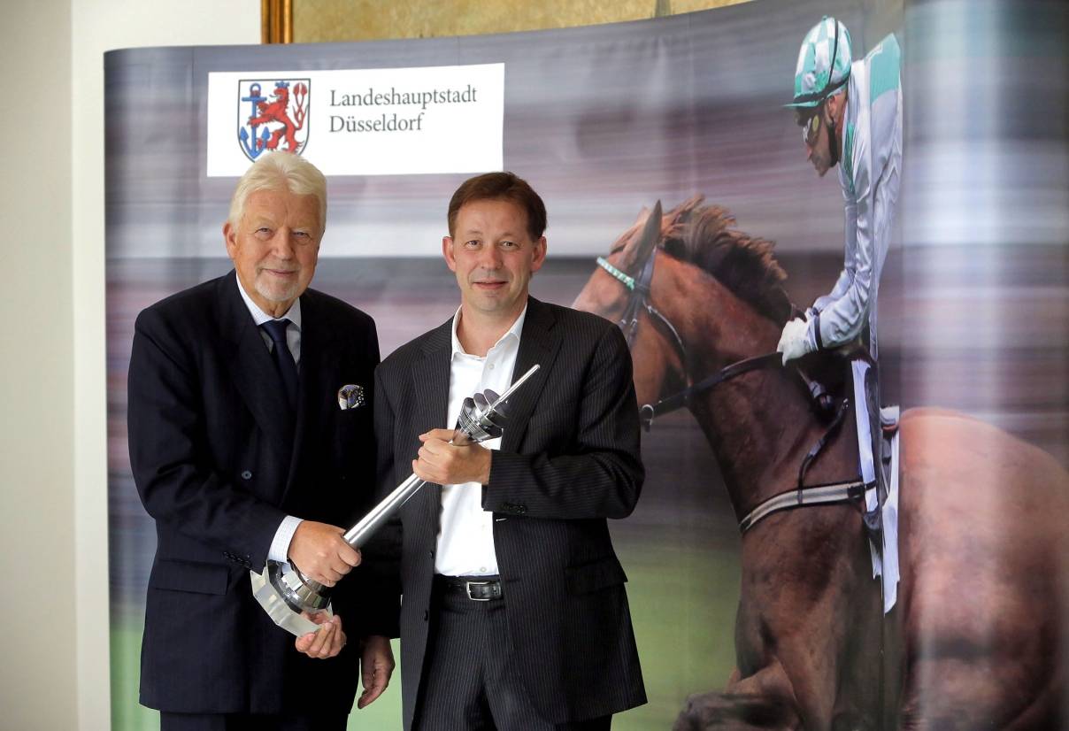  Sportdezernent Burkhard Hintzsche (re.) und Peter M. Endres, Präsident des Düsseldorfer Reiter- und Rennvereins, mit dem Rheinturm, dem Ehrenpreis für den Gewinner des Hauptrennens. 
