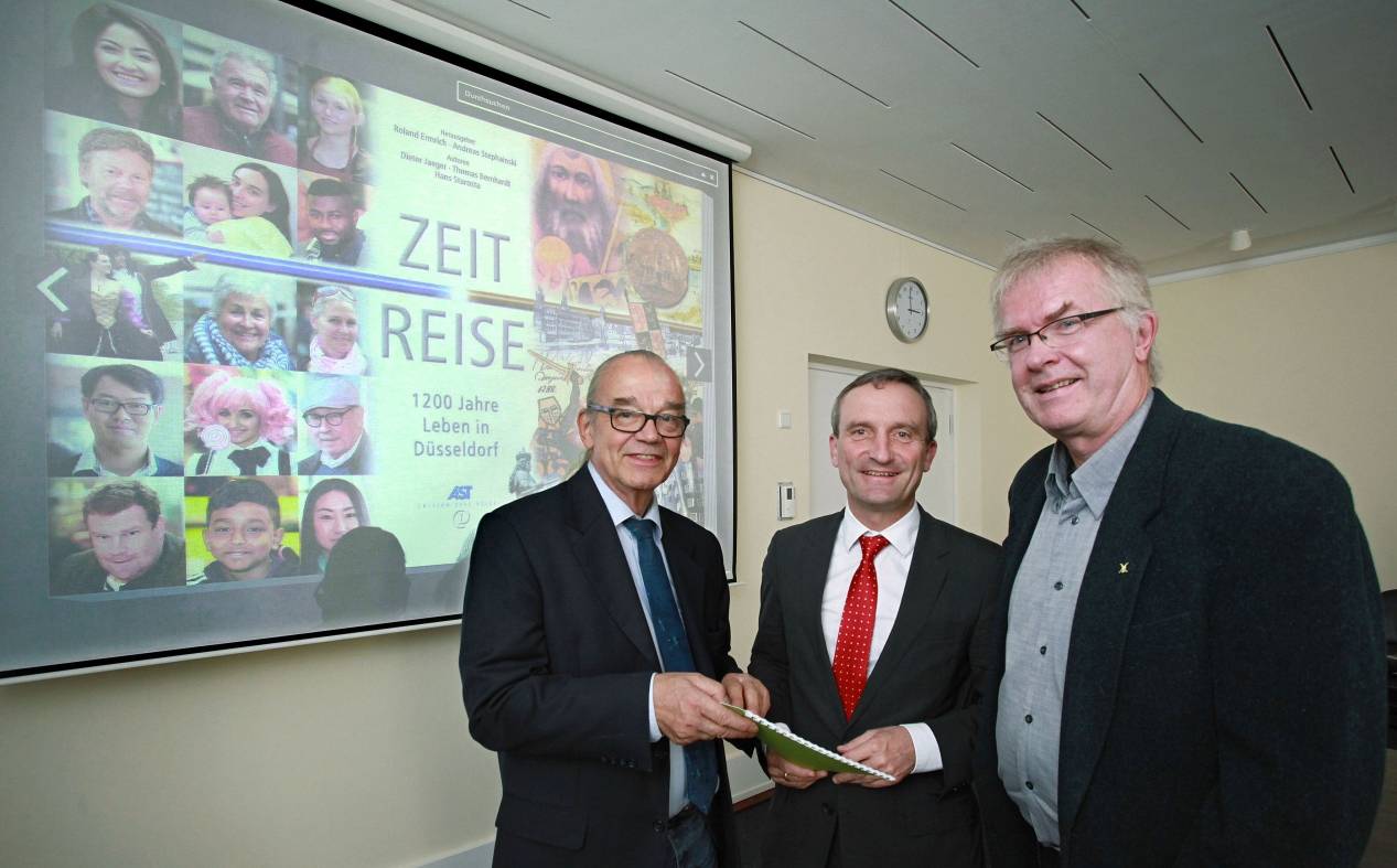  Die „Zeitreise“ ist auf online getrimmt: Herausgeber Roland Ermrich, OB Thomas Geisel und Thomas Bernhardt, Autor der Geschichtswerkstatt Düsseldorf (v. l.). 