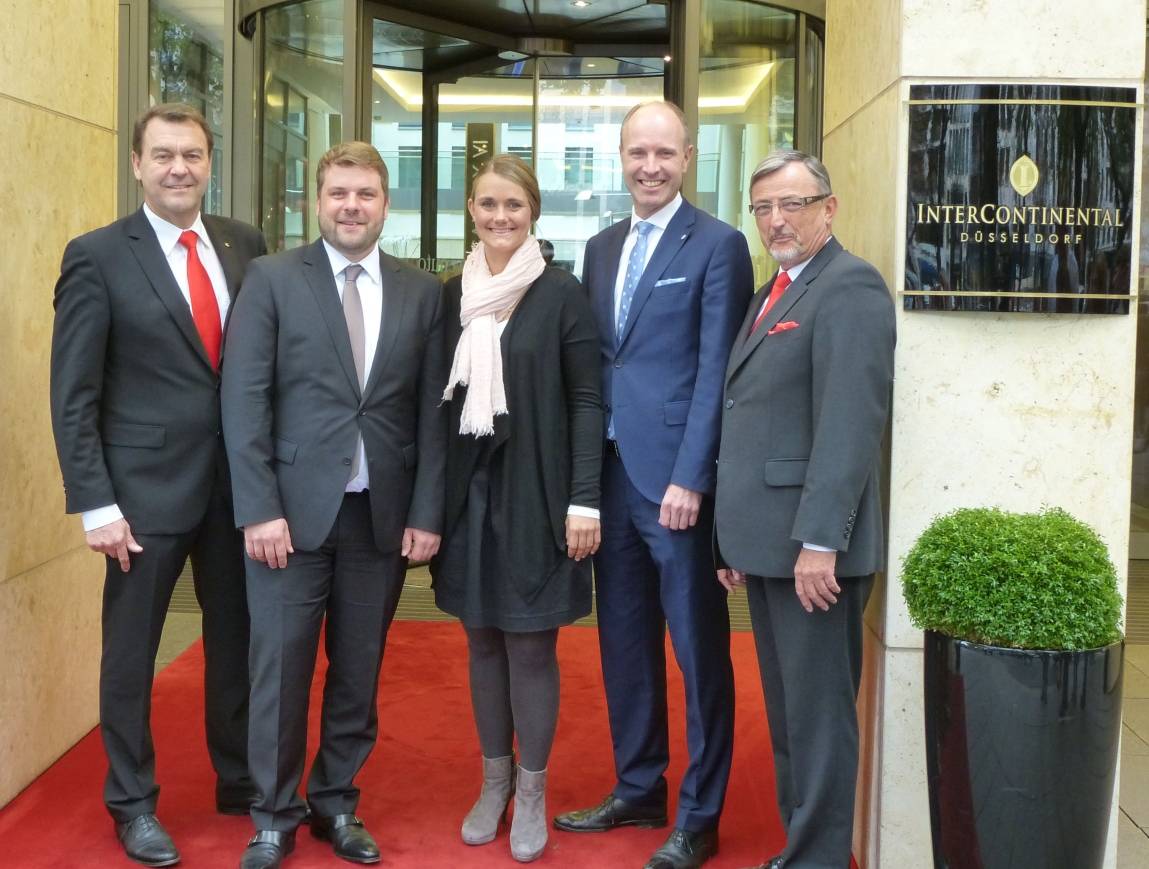  CC-Geschäftsführer Hans-Jürgen Tüllmann, das designierte Prinzenpaar Hanno Steiger und Sara Flötmeyer, Hotel-Chef Ronald Hoogerbrugge und CC-Präsident Michael Laumen freuen sich über die Hofburg der Tollitäten für die kommende Saison: Das Hotel Interconti an der Kö. 