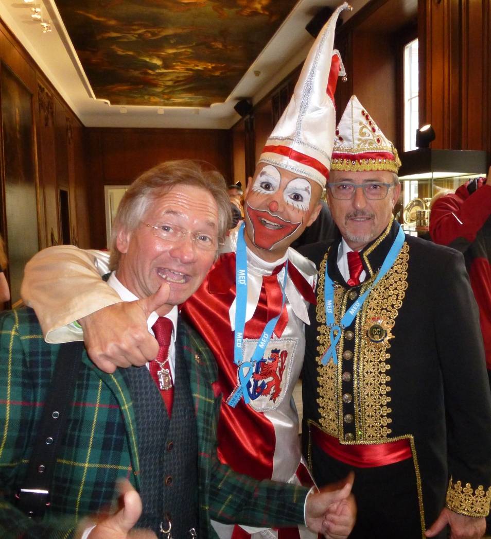  Gut gemacht! CC-Präsident Michael Laumen (re.) mit Hoppeditz Tom Bauer und dem Mann, der in diesem Jahr seine Rede schrieb: Jürgen Hilger Höltgen. 