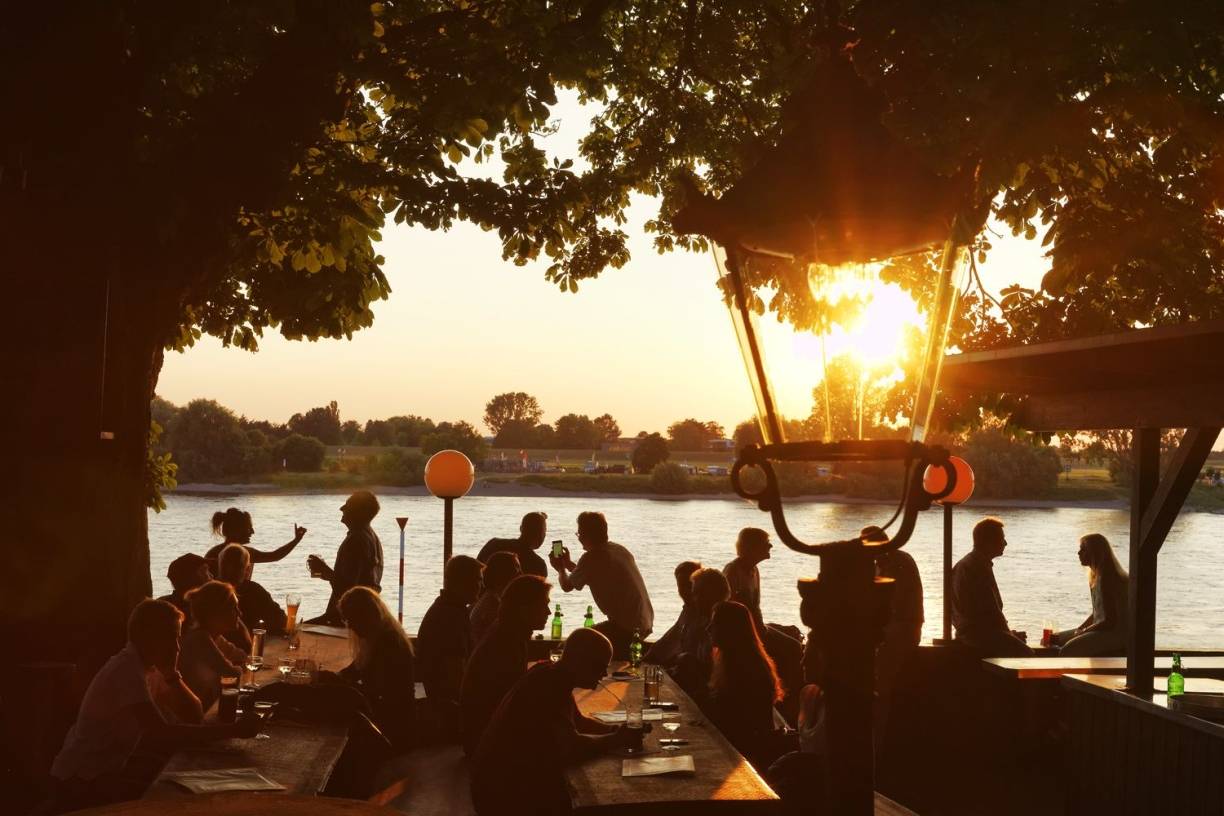  "Der Biergarten direkt neben der Kaiserpfalz ist einer der beliebtesten in Düsseldorf und Umgebung. Von hier aus lässt sich der Sonnenuntergang besonders gut beobachten und die ausgestellten Oldtimer begeistern die Autofans“, heißt es in dem neuen Bildband über Kaiserswerth. 
