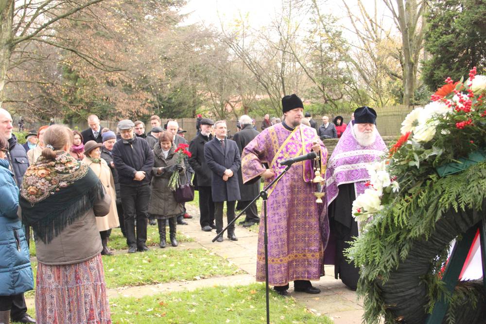  Erzpriester Andreas Mammitzsch (r.) und Oberbürgermeister Thomas Geisel (hinten M.) halten inne auf dem sowjetischen Ehrenfriedhof in Ludenberg. 