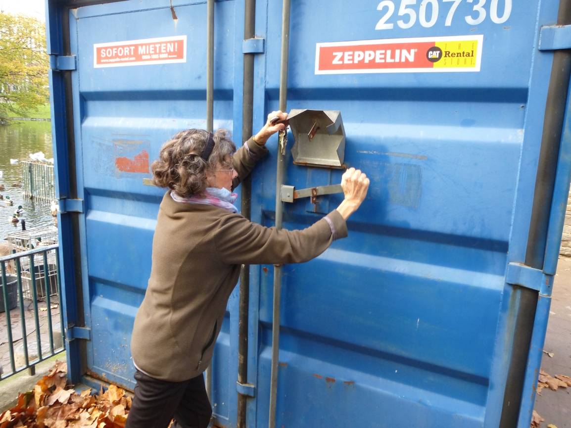  Das Öffnen des Containers ist für Margarete Bonmariage Schwerstarbeit. 
