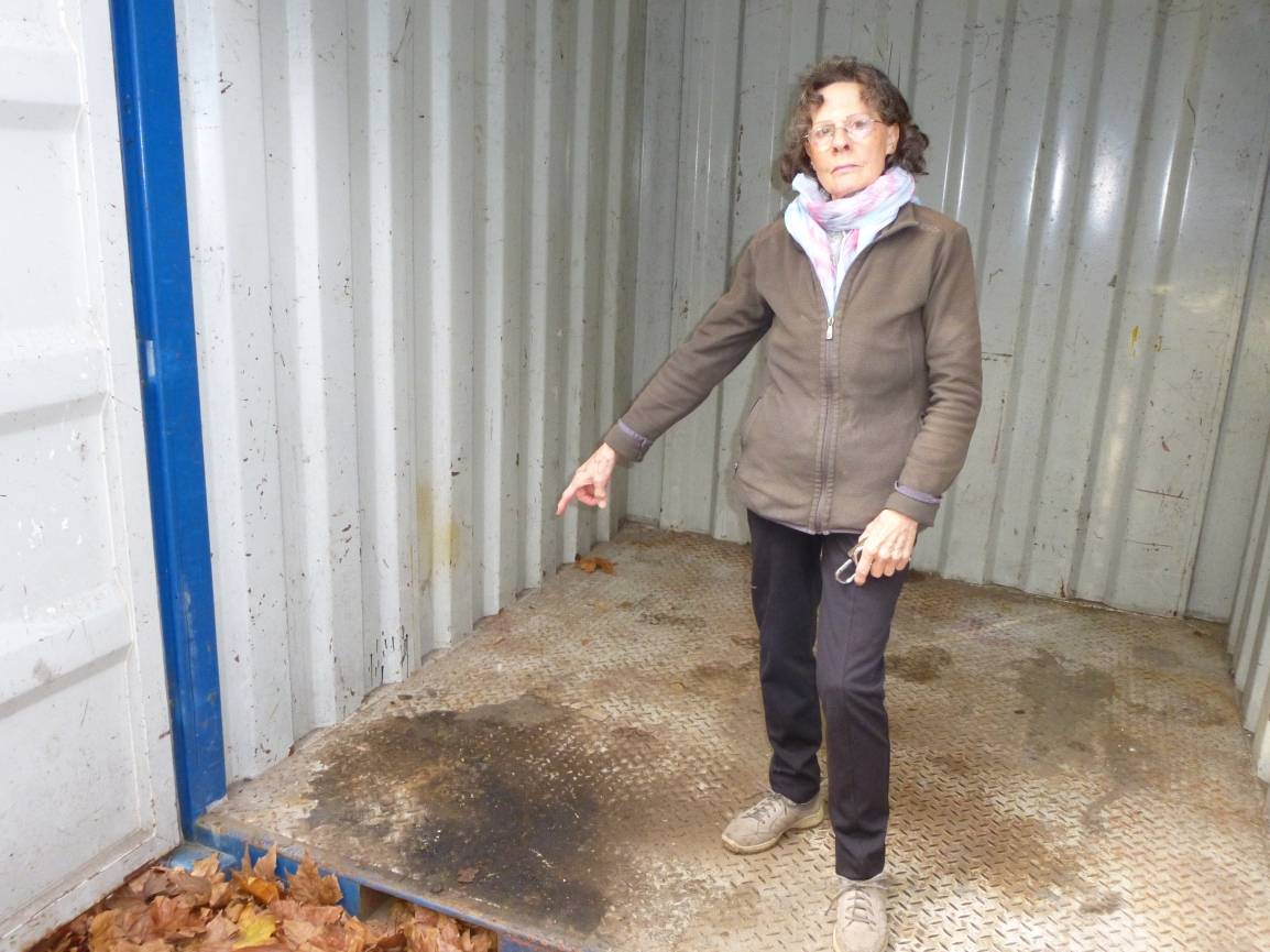  Ein dicker Ölfleck sorgt für üblen Gestank im Container. 