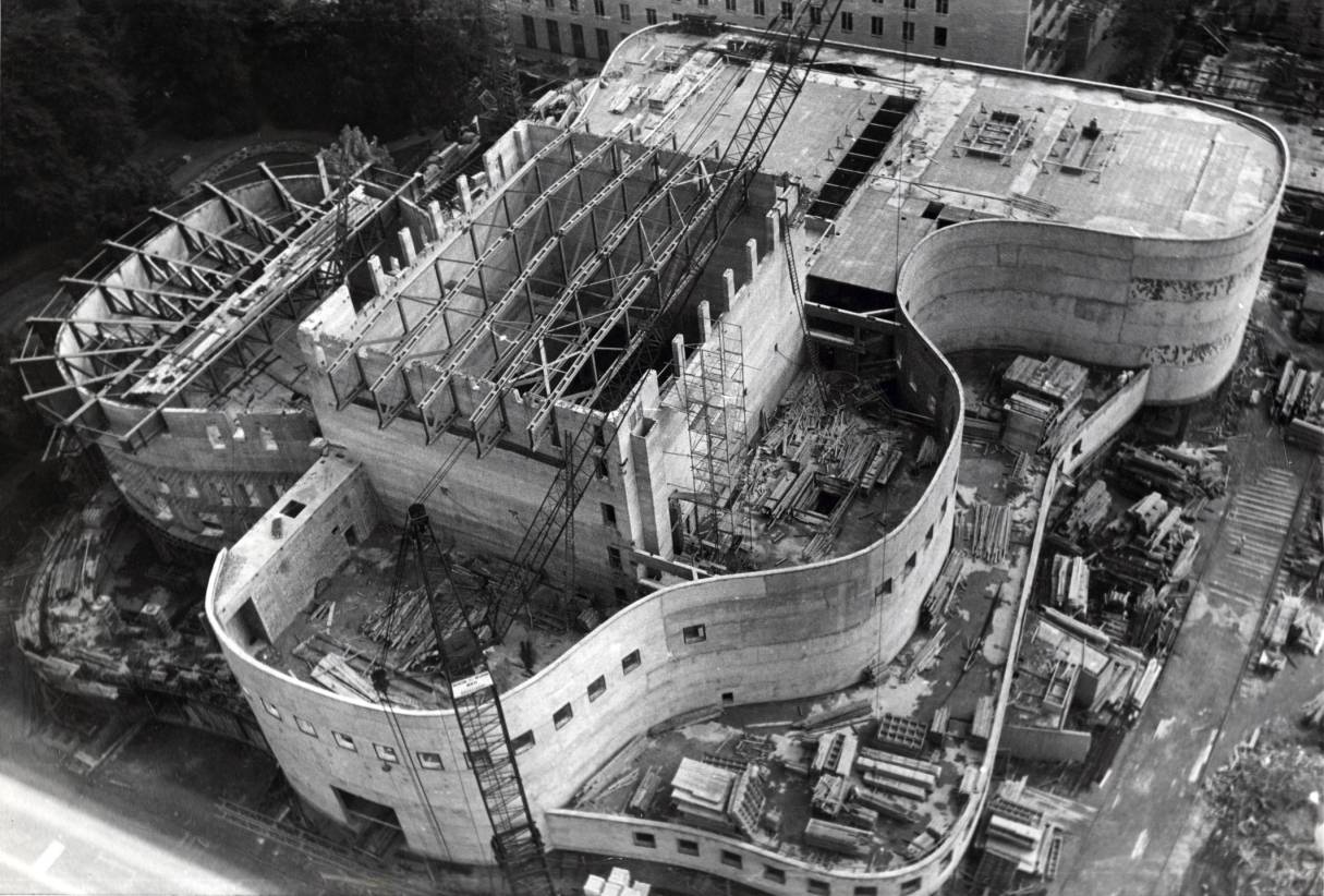  Der Bau des Schauspielhauses am Gustaf-Gründgens-Platz. Die Aufnahme ist aus dem Jahr 1968.Beide Bilder sind Bestandteil der Wanderausstellung im nächsten Jahr. 