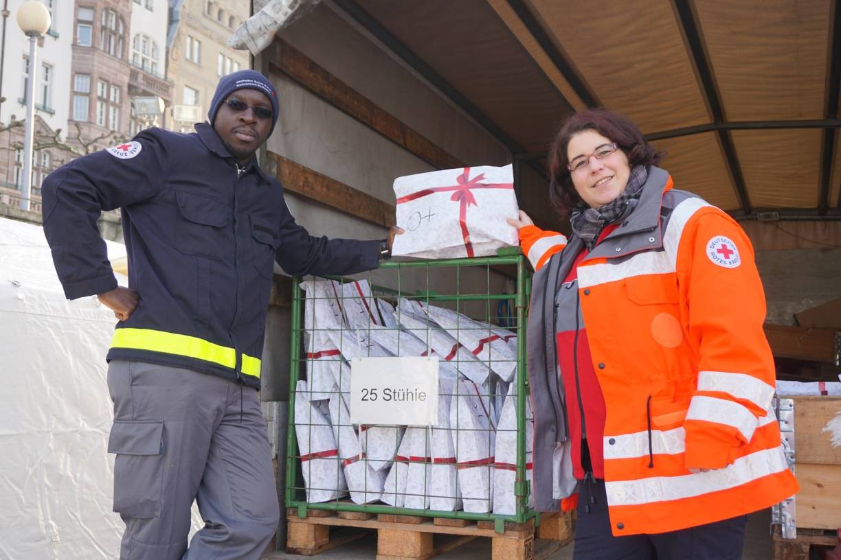 Die ehrenamltichen Helfer des DRK sorgen dafür, dass Bedürftige in Düsseldorf einen schönen Weihnachtsabend erleben. 