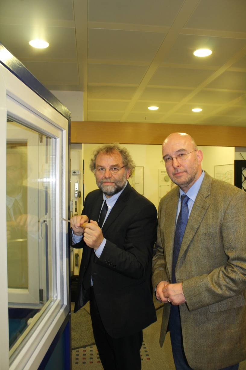  Polizeipräsident Norbert Wesseler (li.) und Dieter Töpfer, der Leiter des Einbruchskommissariats, warnen vor Einbrechern an Weihnachten. 