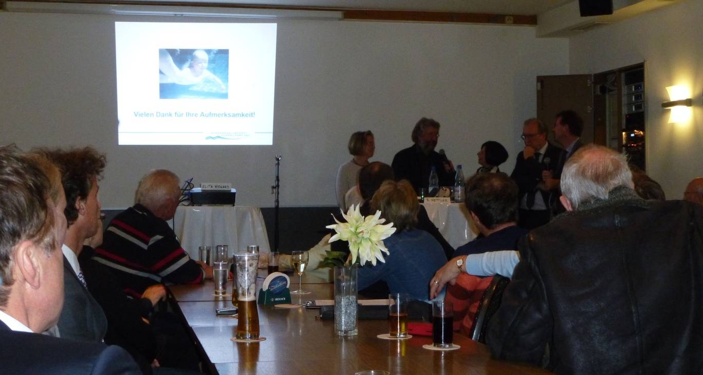  Interessierte Runde bei der Bürger-Initiative "Allwetter ist netter". 