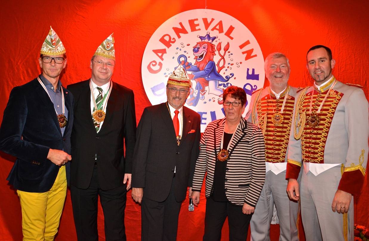  CC-Präsident Michael Laumen (Mitte) ehrte Josef Hinkel und Christoph Joussen (li.), Elke Ambaum sowie das Duo Achim und Olli. 