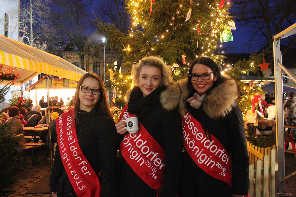  Die bezaubernden Botschafterinnen des Weins besuchten das Weihnachtsdorf (v.l.): Isabella Buchwald, Lilly Listmann und Yvonne Kleinhaus. 