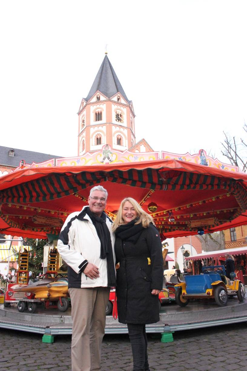  Ein Vorstand mit Esprit: Sandra Quinting, die 2. Vorsitzende, und Gunther Philipps, vor Karussell und Kirche. 