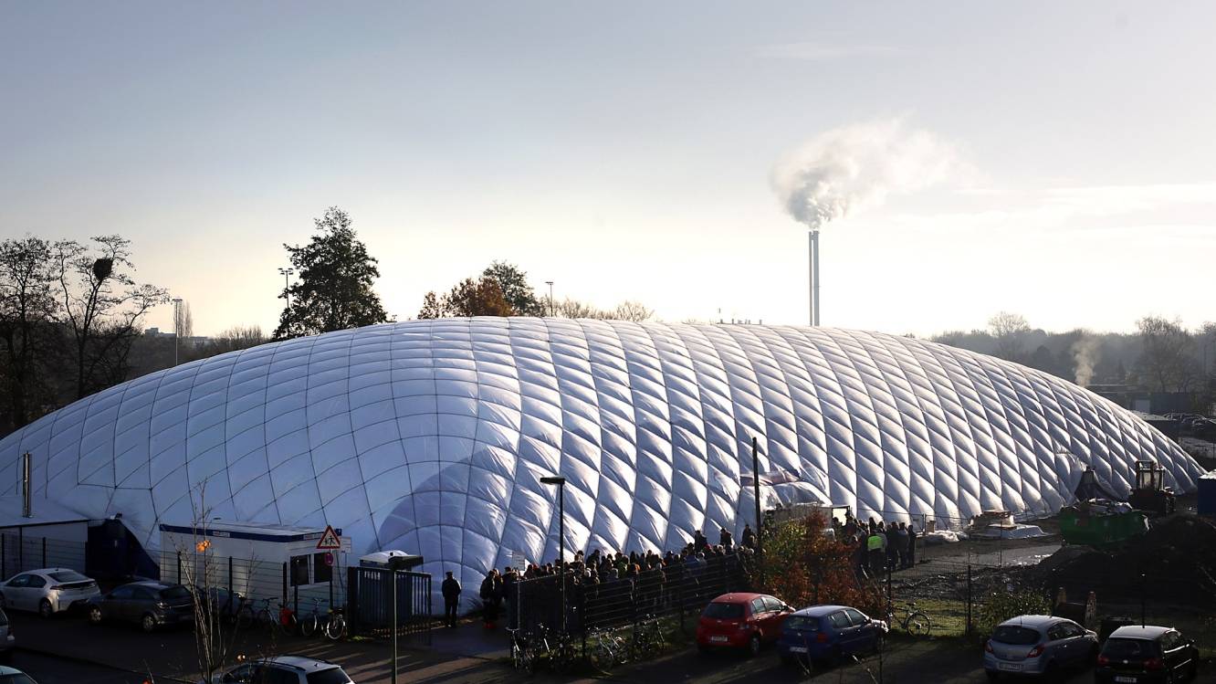  300 Menschen finden in dieser Traglufthalle ihr Winterquartier. 